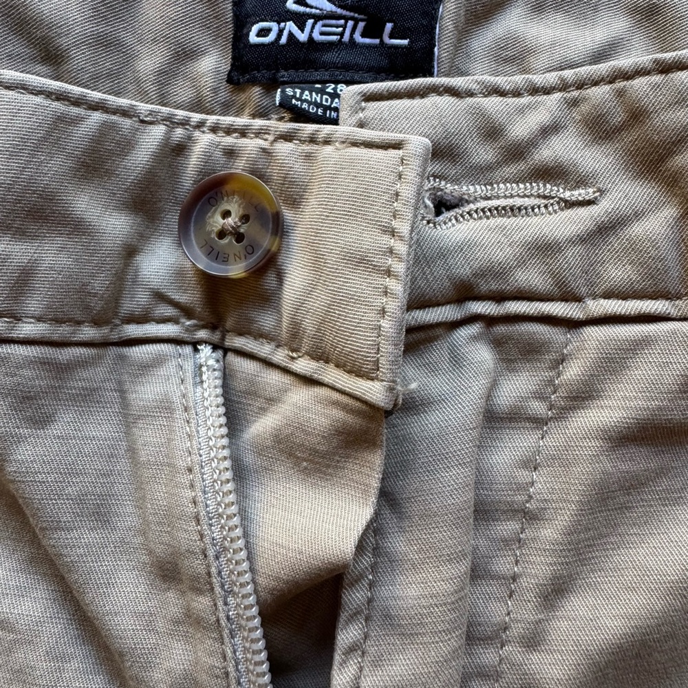 O’Neill shorts 2 side front pockets with 2 button close back pockets.
